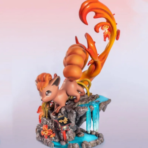 Figurine Pokémon de Goupix dans un thème japonais en train de descendre des marches avec une cascade et une lanterne à côté