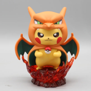 Figurine Pokémon de Pikachu déguisé en Dracaufeu sur fond gris