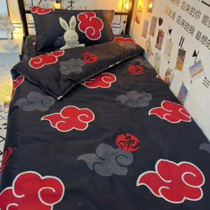 Housse de couette Naruto avec imprimés de nuages sur un lit