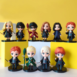 Lot de dix figurines Harry Potter tenant une baguette ou un balai côte à côte sur fond jaune