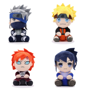 Lot de quatre peluches Naruto en coton sur fond blanc
