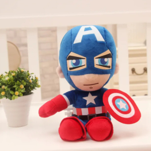 Peluche Marvel pour enfant sur fond beige avec des fleurs
