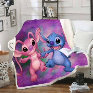 Plaid Disney de Stitch et Angel sur un canapé dans un salon