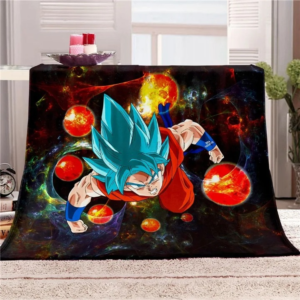 Plaid dragon ball z imprimé de Goku en super saiyan avec des bougies au-dessus, un réveil posé sur des livres à gauche et une plante verte à droite