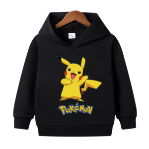 Pull Pokemon pour enfant imprimé Pikachu sur un cintre sur fond blanc