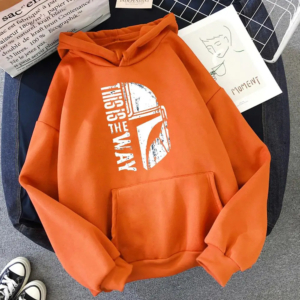 Pull Star Wars avec casque mandalorien sur fond gris