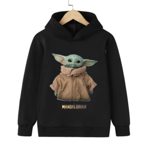 Pull Star Wars avec Grogu pour enfant sur un cintre sur fond blanc