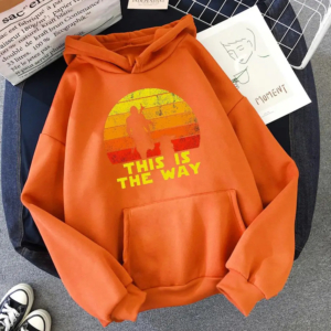 Pull Star Wars le Mandalorien sur fond gris