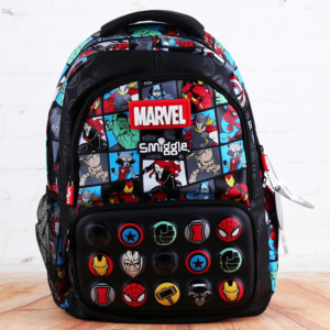 Sac à dos marvel spacieux et confortable pour enfant sur un plancher en bois devant un mur blanc