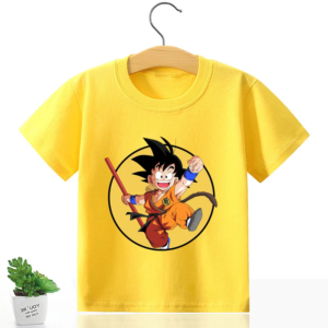 T-shirt Dragon Ball Z avec imprimé de Goku pour enfant sur un cintre sur fond blanc