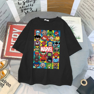 T-shirt marvel style dessin animé avec plusieurs personnages posé au milieu de chaussures, cadres, tissus et magazines