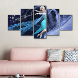 Tableau la reine des neiges cinq pièces d'Elsa accroché sur un mur gris avec un canapé rose et des coussins en dessous