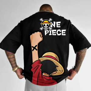 T-shirt one piece surdimensionné avec Luffy au dos porté par un homme avec un pantalon blanc sur fond gris