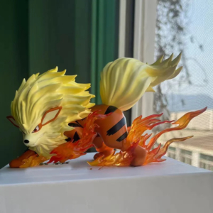 Figurine Pokémon Arcanin enflammé en action posée sur un support blanc avec un rideau vert en fond et une fenêtre ouverte à droite