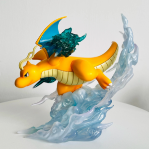 Figurine Pokémon Dracolosse en combat sur l'eau sur fond gris