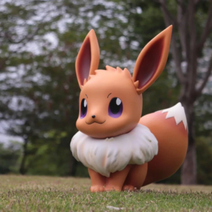 Figurine Pokémon Évoli charmante et expressive sur de l'herbe avec des arbres en fond