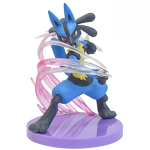 Figurine Pokémon Lucario en combat sur fond blanc
