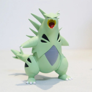 Figurine Pokémon Tyranocif imposant et féroce sur fond gris