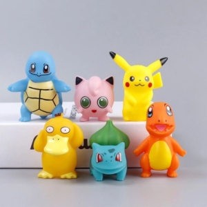Lot de 6 figurines Pokémon mignonnes et amusantes sur fond gris dont trois posées sur un livre